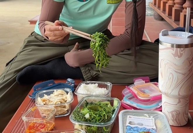 hoa hậu nghèo nhất việt nam thưởng thức cơm hộp mang theo do chị gái chuẩn bị toàn ăn vào người đồ đắng - 3