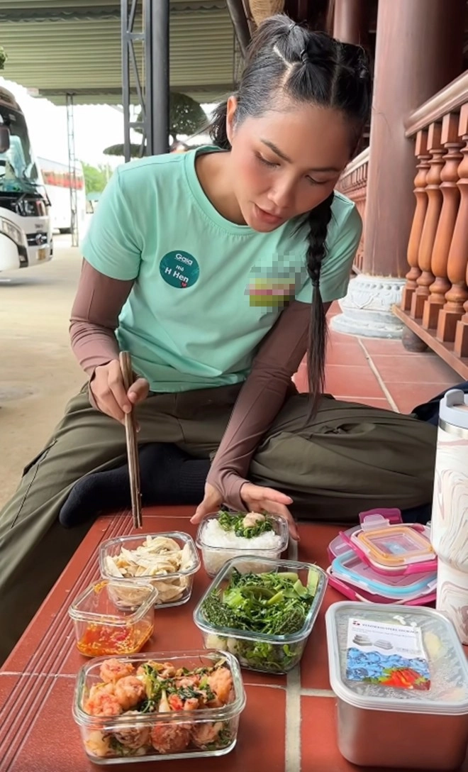 hoa hậu nghèo nhất việt nam thưởng thức cơm hộp mang theo do chị gái chuẩn bị toàn ăn vào người đồ đắng - 4