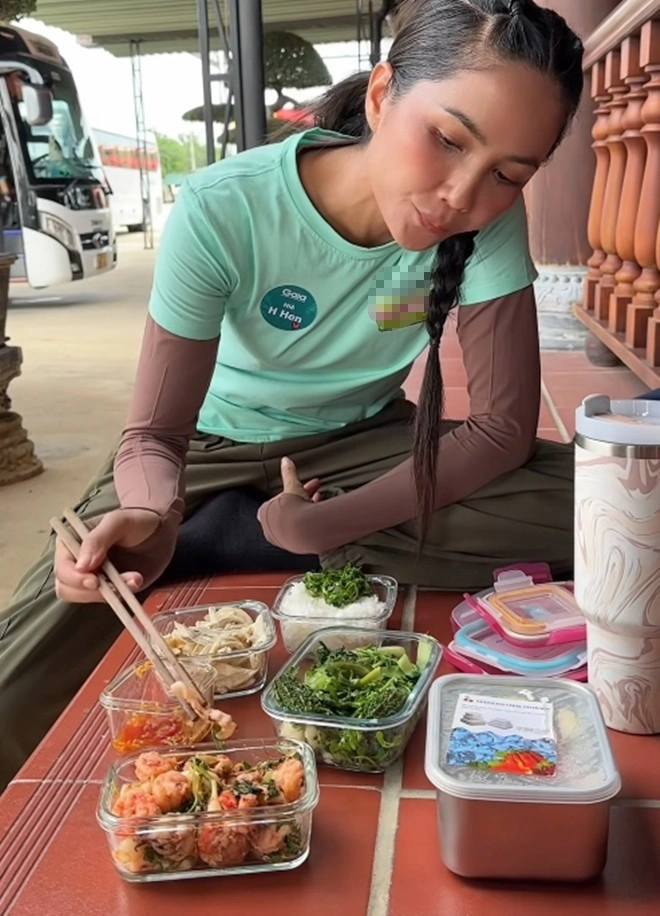 hoa hậu nghèo nhất việt nam thưởng thức cơm hộp mang theo do chị gái chuẩn bị toàn ăn vào người đồ đắng - 5