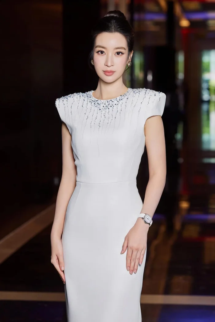 hoa hậu nghèo nhất việt nam từng đeo hồng hồ vài trăm triệu nay có bộ sưu tập gần 10 tỷ đeo món gần 7 tỷ đi bên chồng - 7