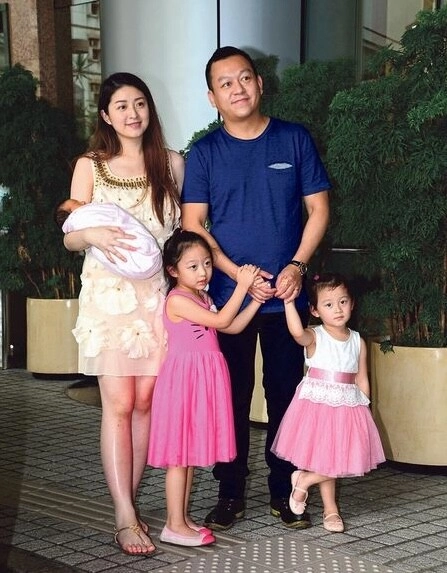 Hoa hậu nổi tiếng lấy đại gia hơn 12 tuổi 4 năm liên tiếp sinh 3 con gái dáng vẫn nõn nà đẹp như tiên tử - 4