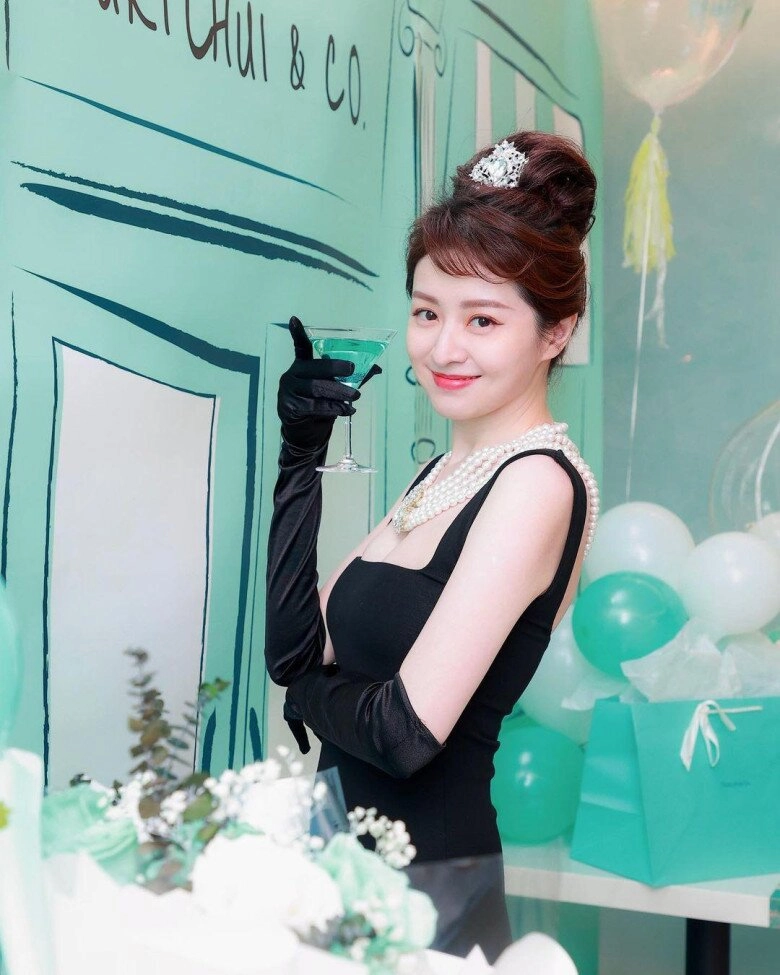 Hoa hậu nổi tiếng lấy đại gia hơn 12 tuổi 4 năm liên tiếp sinh 3 con gái dáng vẫn nõn nà đẹp như tiên tử - 5