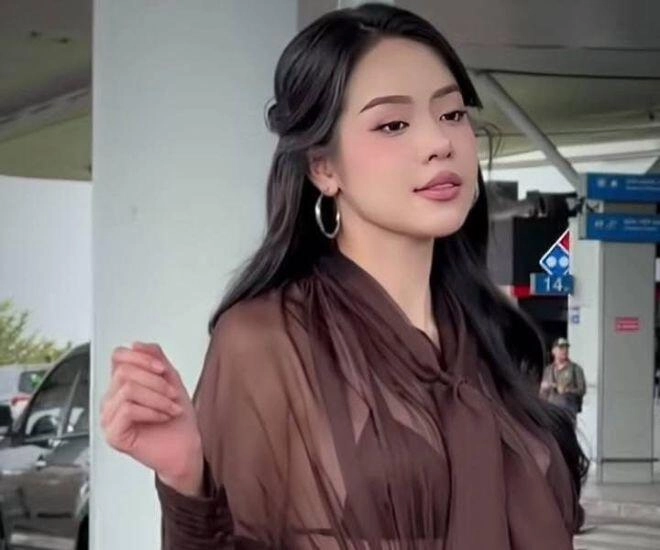 Hoa hậu thanh thuỷ mặc đầm xuyên thấu ra sân bay đẹp hút hồn nhưng vẫn gây tranh cãi - 1