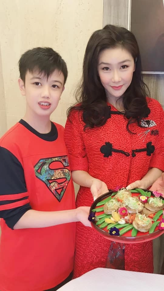 Hoa hậu u60 nhiều năm làm mẹ đơn thân chăm con bệnh tật bị đồn yêu cùng lúc 6 đại gia - 5