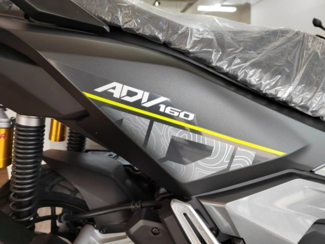 Honda adv160 2025 hình ảnh thực tế tại đại lý cho thấy ngoại hình ngày càng bén - 1