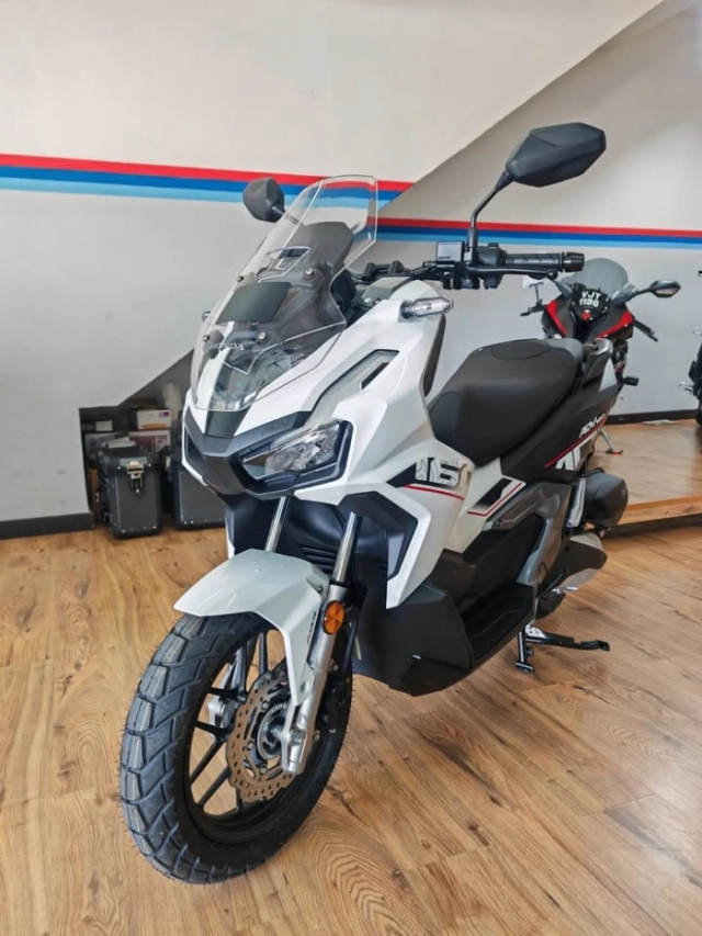 Honda adv160 2025 hình ảnh thực tế tại đại lý cho thấy ngoại hình ngày càng bén - 4
