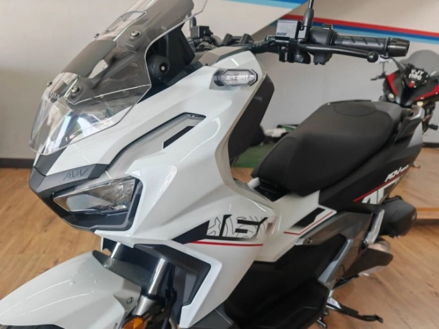 Honda adv160 2025 hình ảnh thực tế tại đại lý cho thấy ngoại hình ngày càng bén - 5