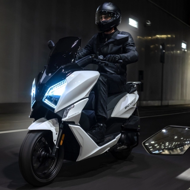 Honda sh350i gặp phải đối thủ mạnh trang bị tương đương nhưng giá chỉ ngang sh160i - 5