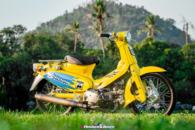 Honda super cub độ phong cách spoon sport gã giò gà cháy phố với tone vàng xanh mê mẩn - 1