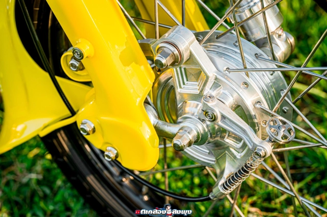 Honda super cub độ phong cách spoon sport gã giò gà cháy phố với tone vàng xanh mê mẩn - 13