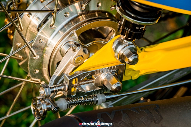 Honda super cub độ phong cách spoon sport gã giò gà cháy phố với tone vàng xanh mê mẩn - 14