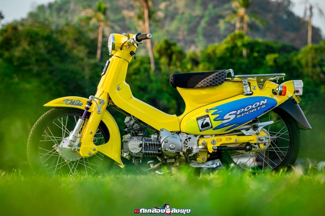 Honda super cub độ phong cách spoon sport gã giò gà cháy phố với tone vàng xanh mê mẩn - 17