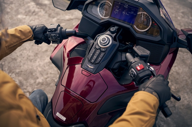 Honda việt nam ra mắt gold wing 2025 phiên bản kỷ niệm 50 năm với giá hơn 12 tỷ đồng - 13