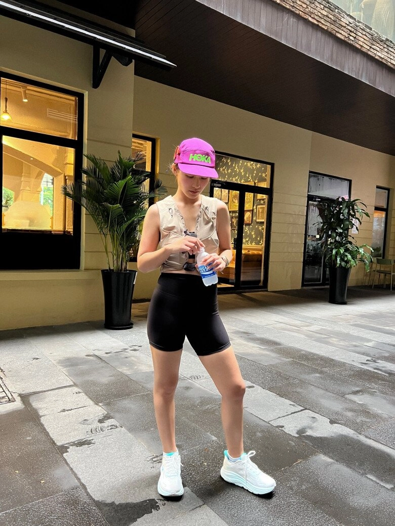Hot girl boxing từng gầy trơ xương đáng báo động nay tròn trịa thấy rõ chuộng mốt áo váy khoét sâu gợi cảm - 9