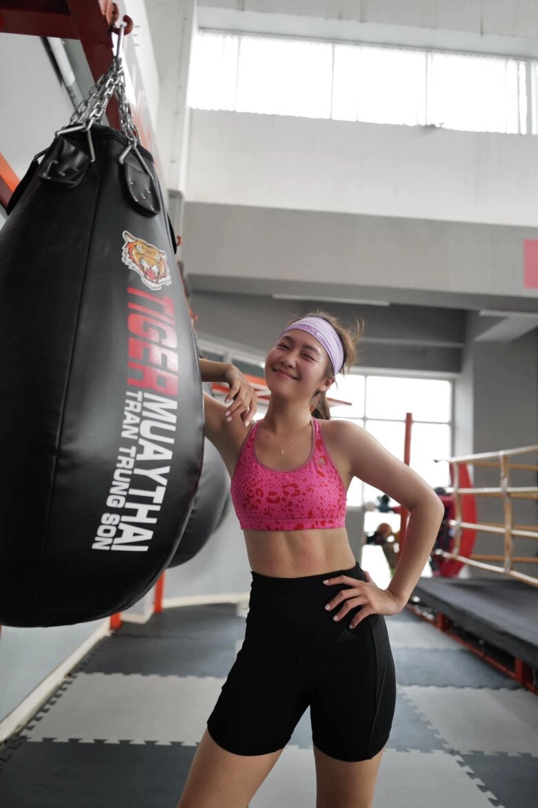 Hot girl boxing từng gầy trơ xương đáng báo động nay tròn trịa thấy rõ chuộng mốt áo váy khoét sâu gợi cảm - 10