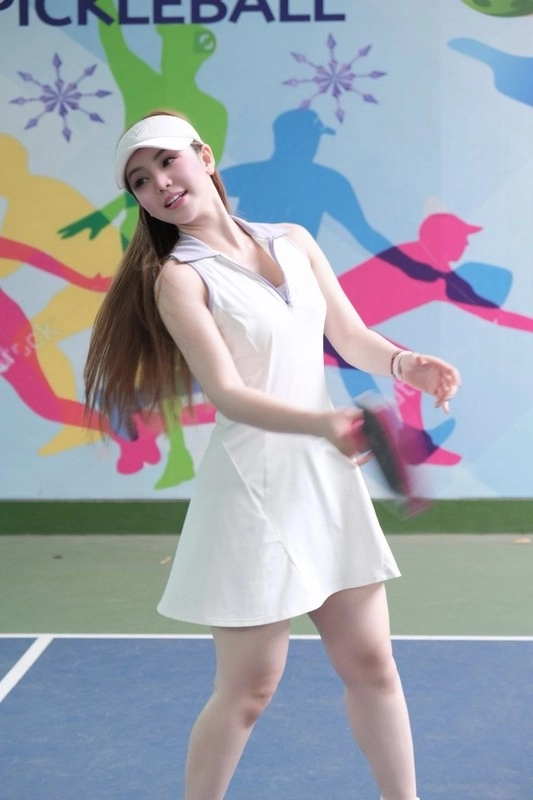Hot girl sân pickleball diện áo ngủ hờ hững hút view ầm ầm - 2