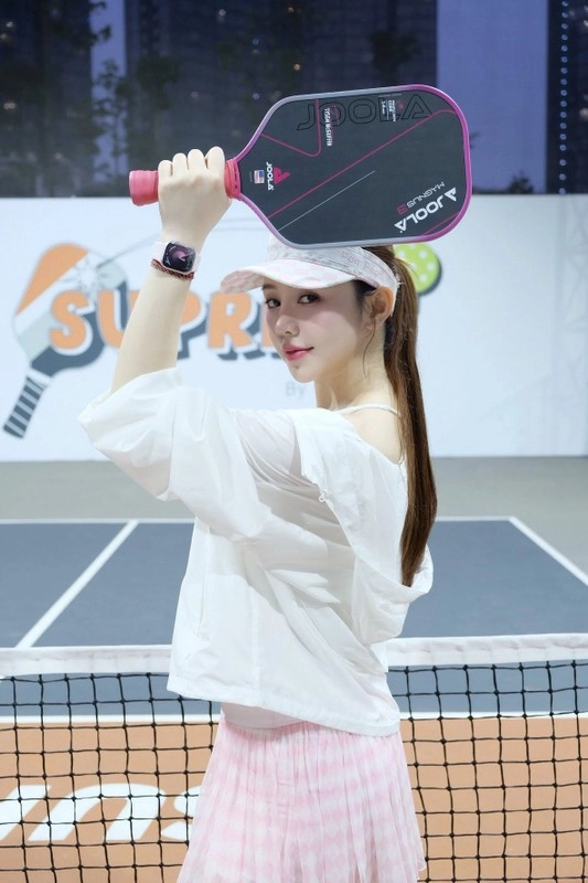 Hot girl sân pickleball diện áo ngủ hờ hững hút view ầm ầm - 5