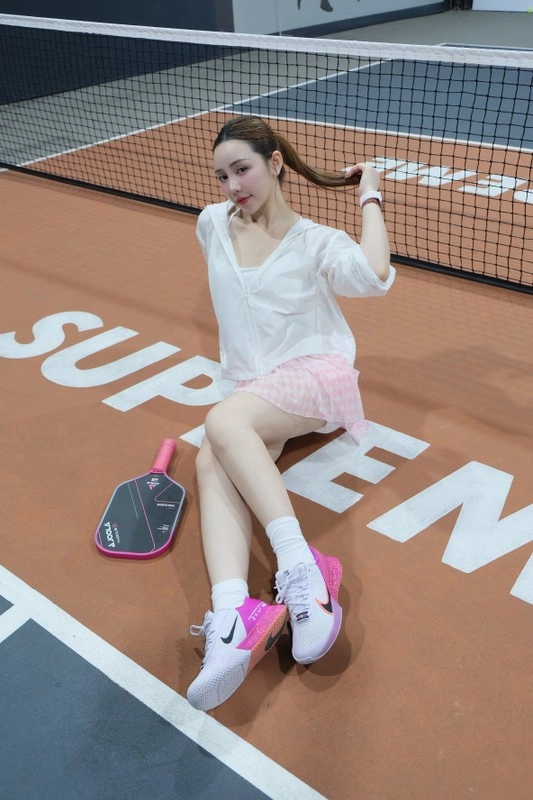 Hot girl sân pickleball diện áo ngủ hờ hững hút view ầm ầm - 7