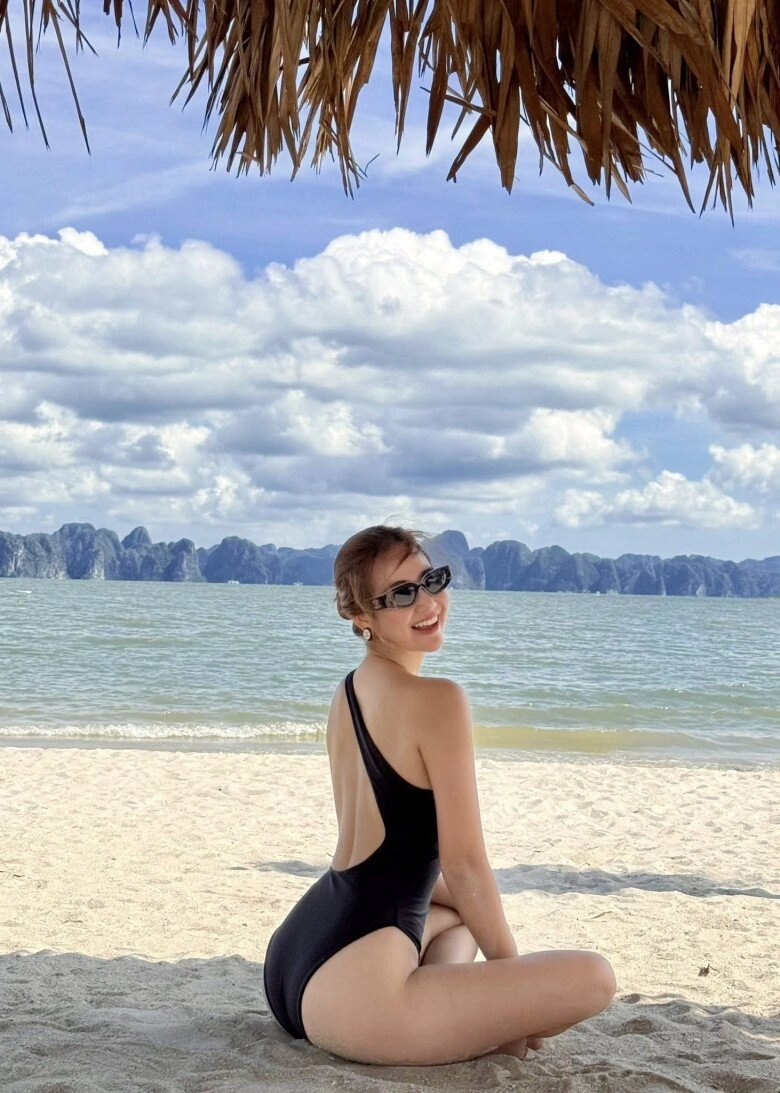 Huyền lizzie diện bikini cắt xẻ táo bạo khoe vóc dáng gợi cảm - 2