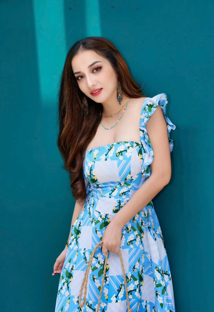 Janet hoang với sự trở lại đầy màu sắc - 2