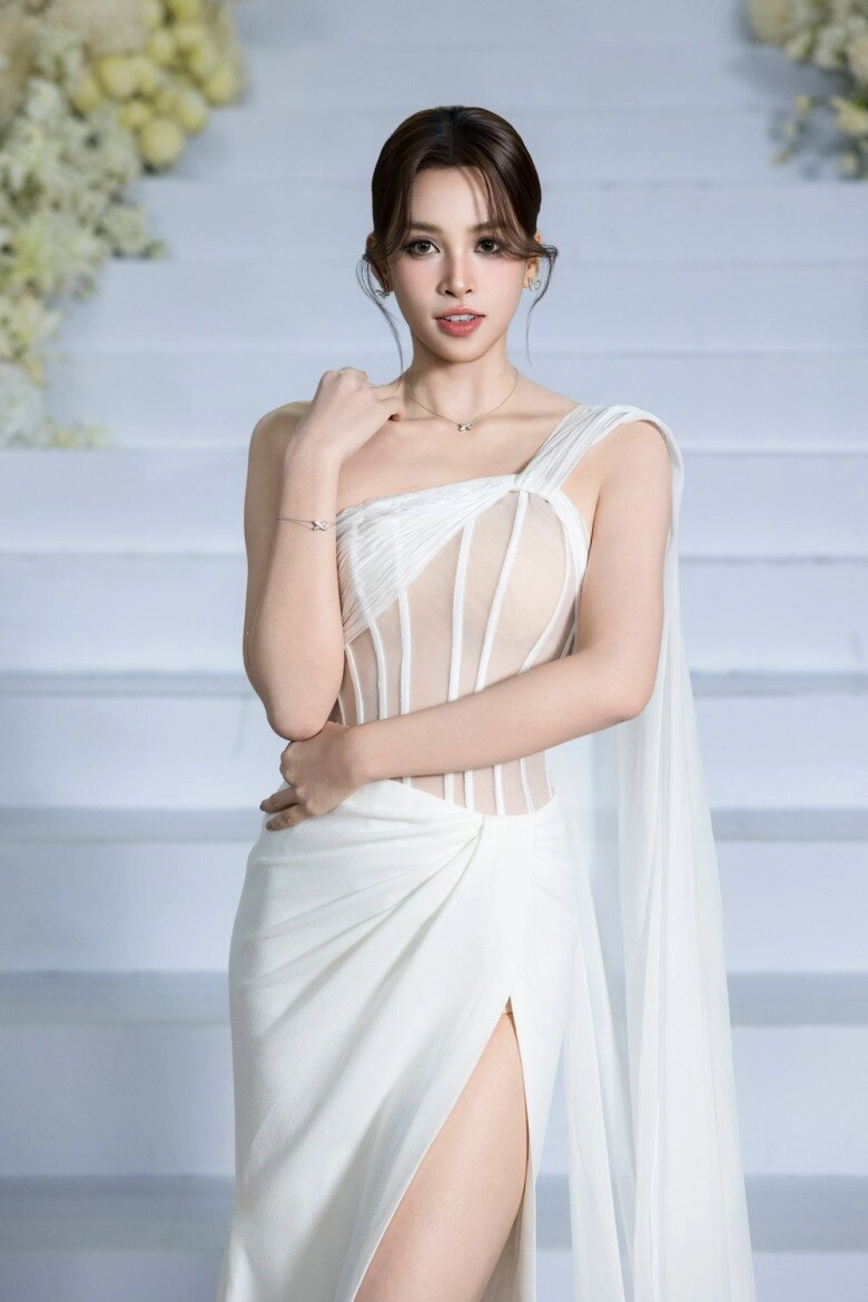 Khi các hoa á hậu đi thảm đỏ thời trang người xách túi nửa tỷ người mặc giản dị tay xách nách mang 3 nhóc tì - 5