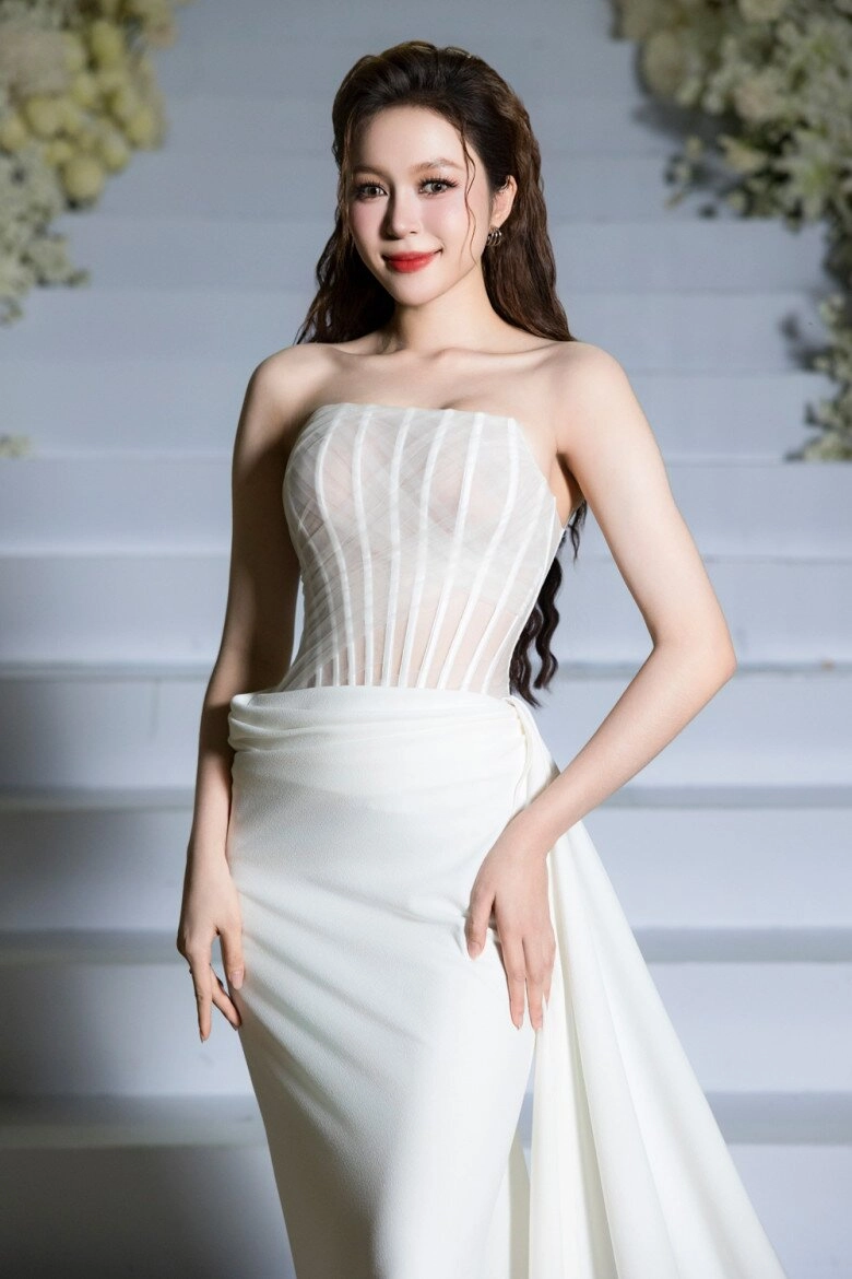 Khi các hoa á hậu đi thảm đỏ thời trang người xách túi nửa tỷ người mặc giản dị tay xách nách mang 3 nhóc tì - 8