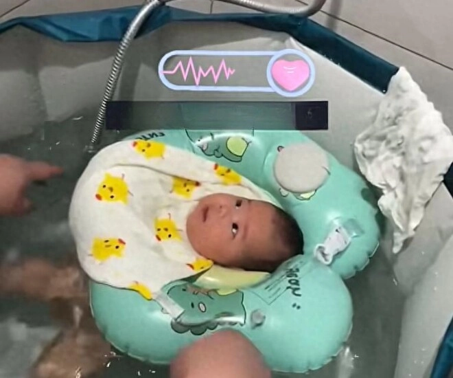 Khoảnh khắc 1 giây trước thảm hoạ bé 2 tháng tuổi xinh như thiên thần gặp nạn với phao bơi đỡ cổ - 1