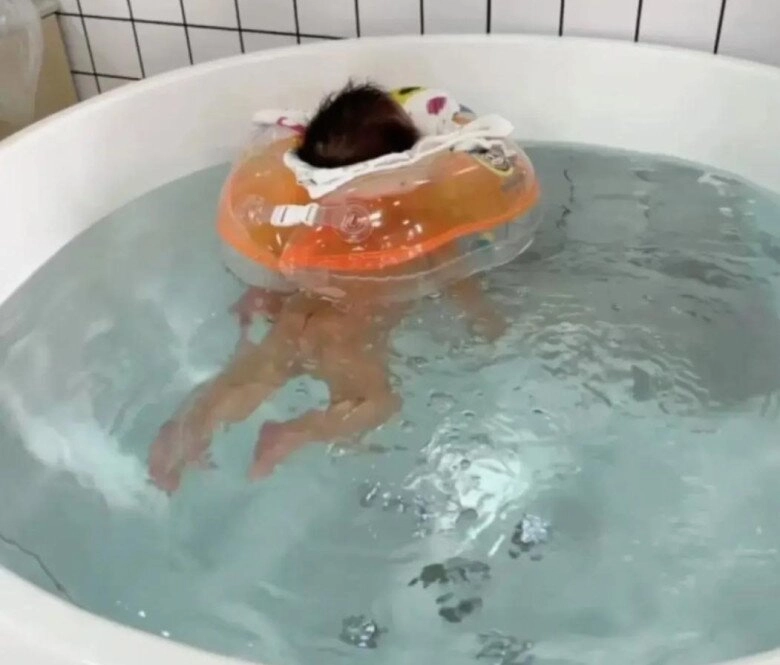 Khoảnh khắc 1 giây trước thảm hoạ bé 2 tháng tuổi xinh như thiên thần gặp nạn với phao bơi đỡ cổ - 4