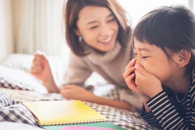 Khung cảnh trái ngược trên tàu điện cho thấy sự khác biệt rõ rệt trong cách nuôi dạy con - 3