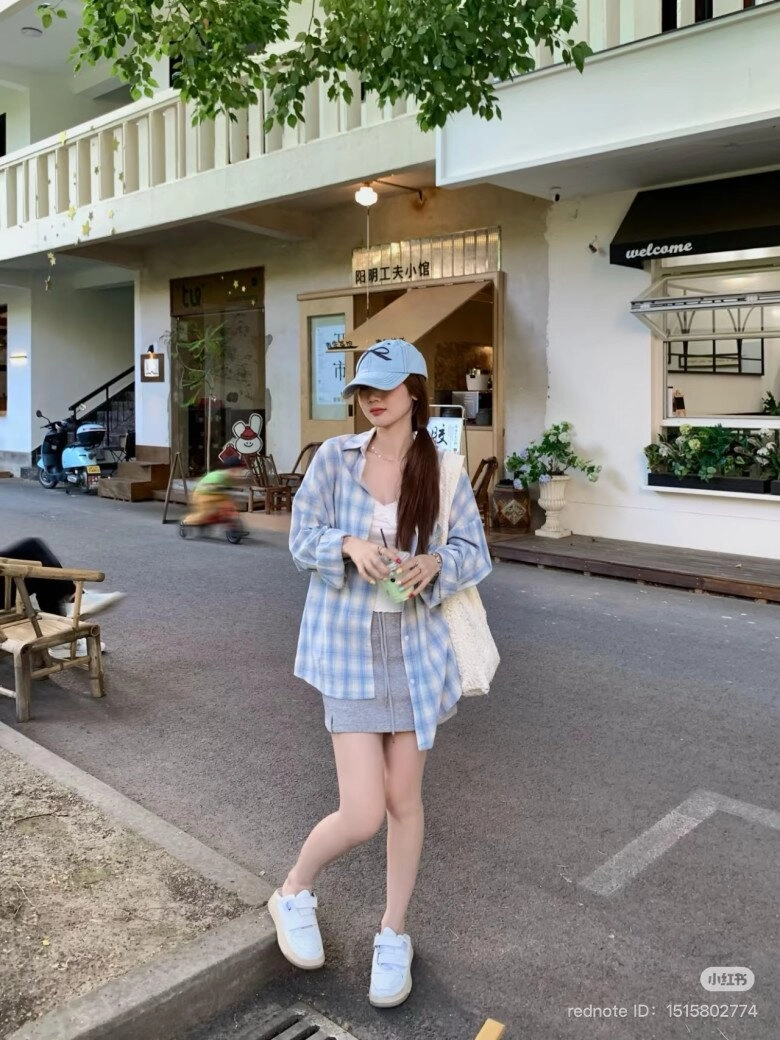 Kiểu áo sơ mi đẹp thay thế áo sơ mi trắng chuẩn xu hướng hè 2025 có 5 cách mặc cân mọi vóc dáng - 11