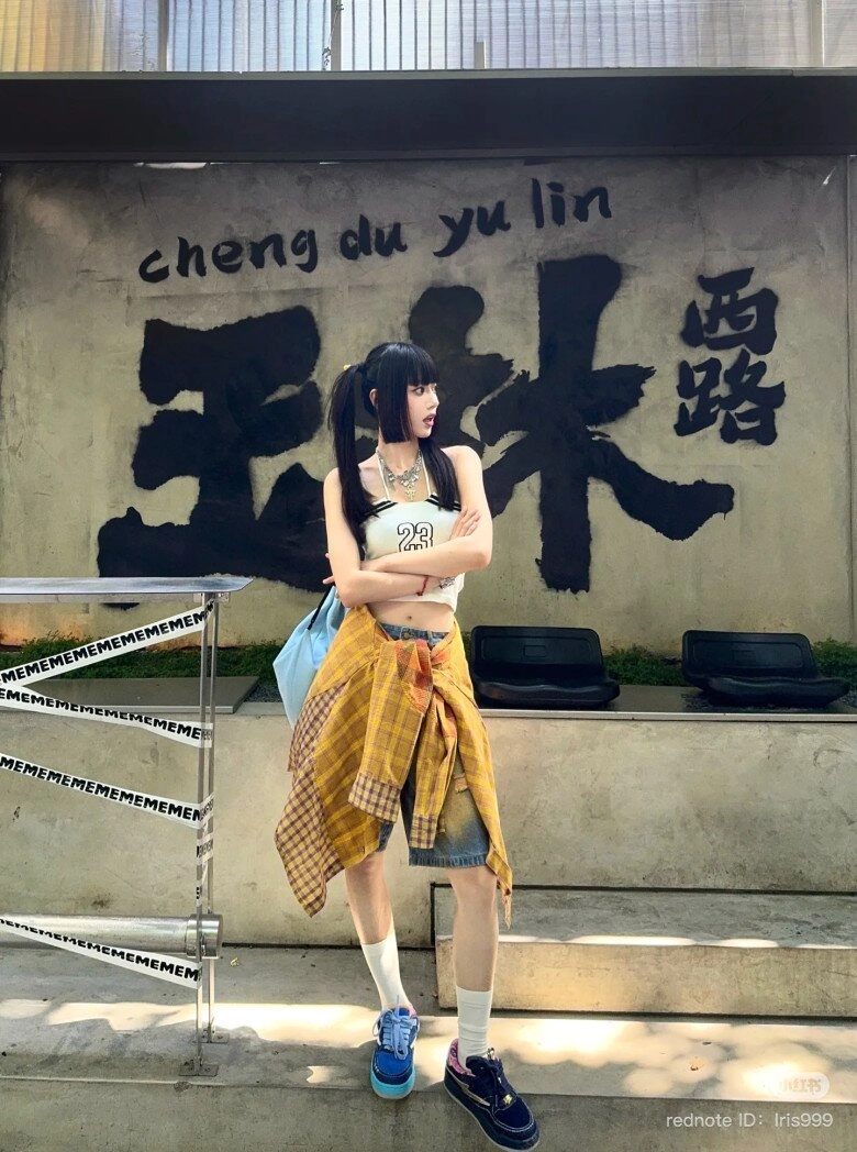 Kiểu áo sơ mi đẹp thay thế áo sơ mi trắng chuẩn xu hướng hè 2025 có 5 cách mặc cân mọi vóc dáng - 15
