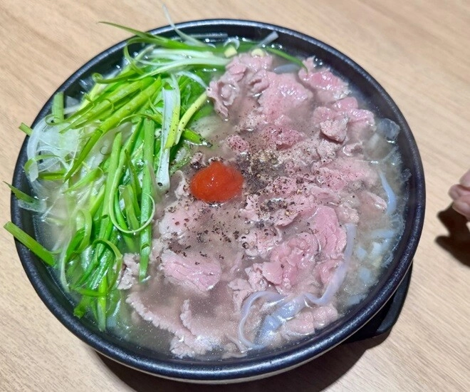 Kiều minh tuấn về nhà lúc 5h sáng nhưng quên chìa khóa mẹ và em út ngủ dậy thấy món ăn ấm lòng - 1