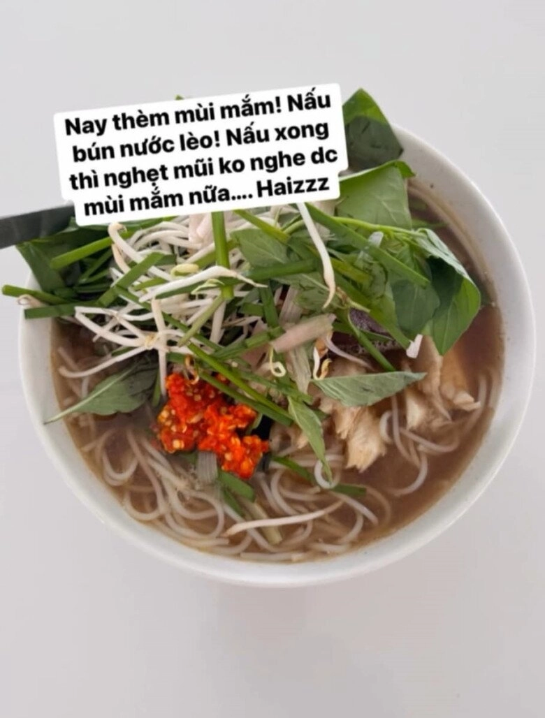 Kiều minh tuấn về nhà lúc 5h sáng nhưng quên chìa khóa mẹ và em út ngủ dậy thấy món ăn ấm lòng - 3