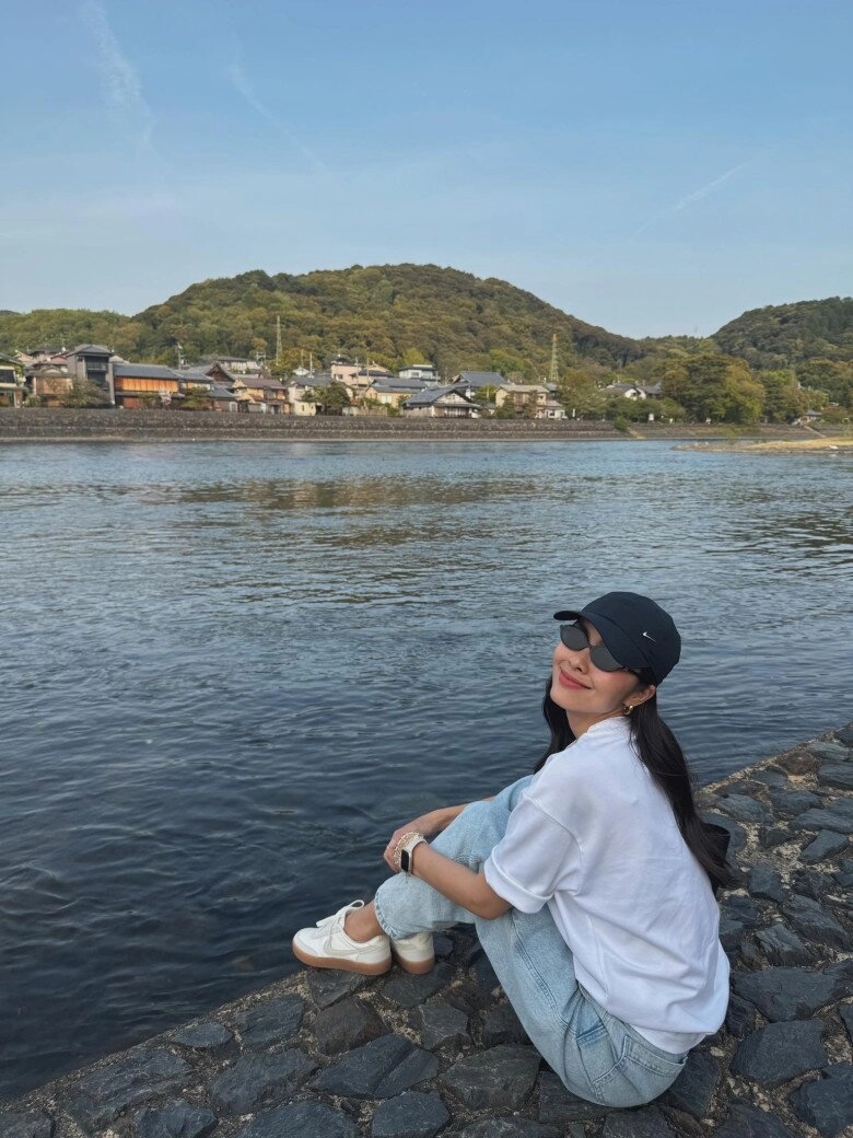 Kiểu quần jeans biểu tượng thập niên 80 đang quay trở lại đảm bảo vừa tôn dáng vừa dễ phối bất ngờ - 4