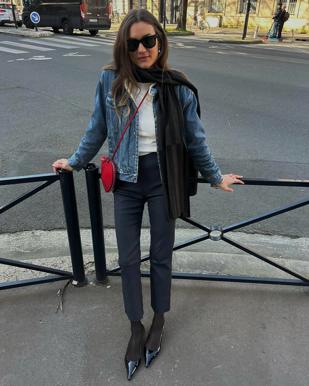 Kiểu quần jeans biểu tượng thập niên 80 đang quay trở lại đảm bảo vừa tôn dáng vừa dễ phối bất ngờ - 12