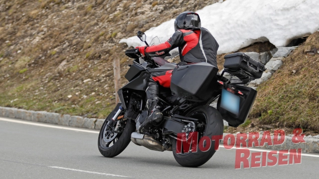 Ktm 1390 super duke gt 2026 lộ diện với thiết kế mới thùng xe cải tiến và sẵn sàng ra mắt - 2