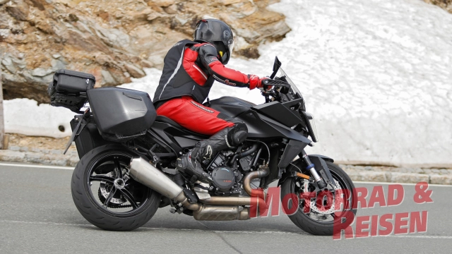 Ktm 1390 super duke gt 2026 lộ diện với thiết kế mới thùng xe cải tiến và sẵn sàng ra mắt - 3