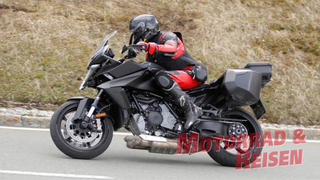 Ktm 1390 super duke gt 2026 lộ diện với thiết kế mới thùng xe cải tiến và sẵn sàng ra mắt - 7