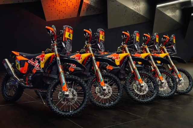 Ktm 450 rally replica 2026 chiến mã sa mạc trở lại với phiên bản sanders đầy cảm xúc - 1