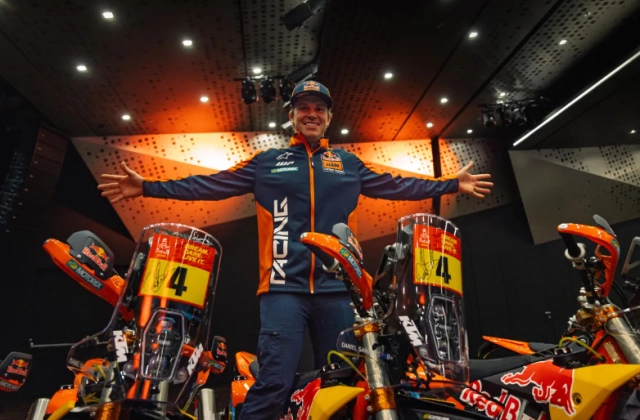 Ktm 450 rally replica 2026 chiến mã sa mạc trở lại với phiên bản sanders đầy cảm xúc - 2