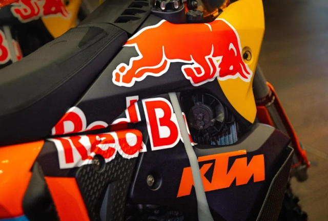 Ktm 450 rally replica 2026 chiến mã sa mạc trở lại với phiên bản sanders đầy cảm xúc - 4