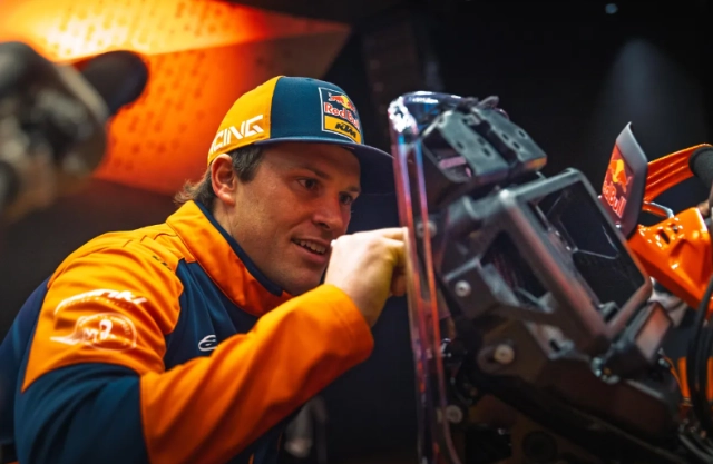 Ktm 450 rally replica 2026 chiến mã sa mạc trở lại với phiên bản sanders đầy cảm xúc - 13