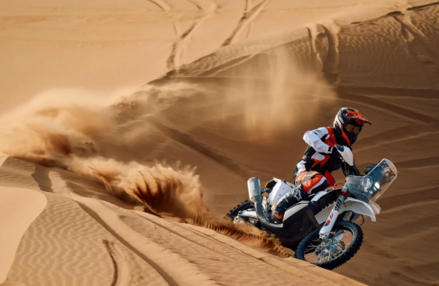 Ktm 450 rally replica 2026 chiến mã sa mạc trở lại với phiên bản sanders đầy cảm xúc - 14