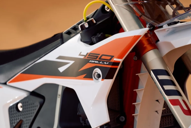 Ktm 450 rally replica 2026 chiến mã sa mạc trở lại với phiên bản sanders đầy cảm xúc - 24