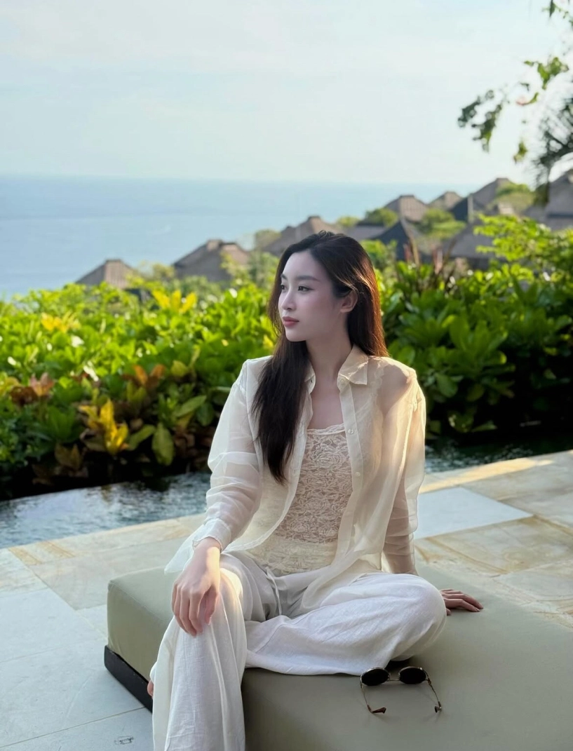 Là phu nhân chủ tịch đời thực nhưng hoa hậu đỗ mỹ linh vẫn chăm mặc đồ giá rẻ vẫn đẹp như hàng hiệu xa xỉ - 1
