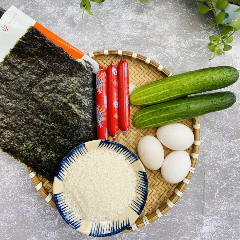 Làm cơm cuộn đơn giản nhanh gọn nhưng đủ chất và ngon miệng cho con ăn sáng rồi đi học - 2