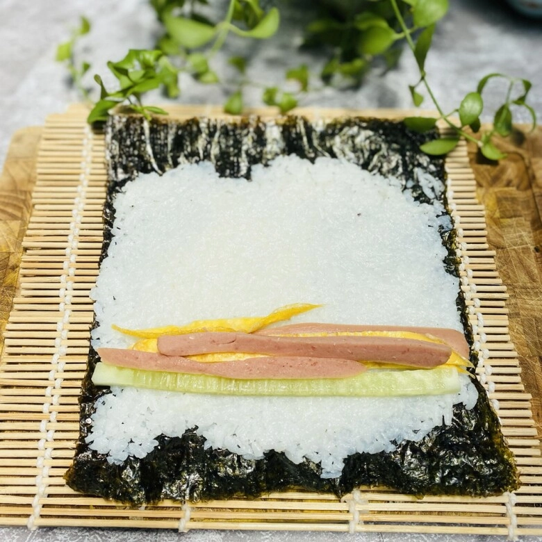 Làm cơm cuộn đơn giản nhanh gọn nhưng đủ chất và ngon miệng cho con ăn sáng rồi đi học - 6