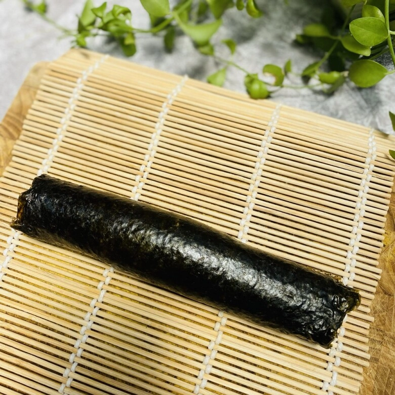 Làm cơm cuộn đơn giản nhanh gọn nhưng đủ chất và ngon miệng cho con ăn sáng rồi đi học - 7