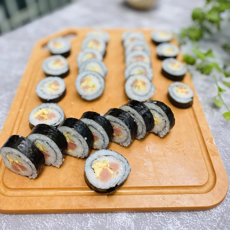 Làm cơm cuộn đơn giản nhanh gọn nhưng đủ chất và ngon miệng cho con ăn sáng rồi đi học - 8