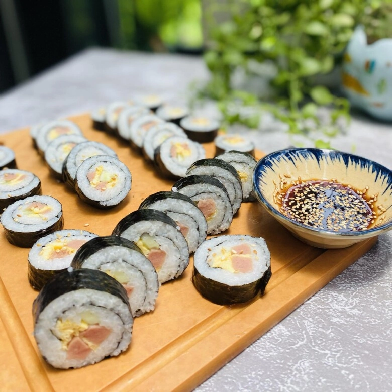 Làm cơm cuộn đơn giản nhanh gọn nhưng đủ chất và ngon miệng cho con ăn sáng rồi đi học - 10